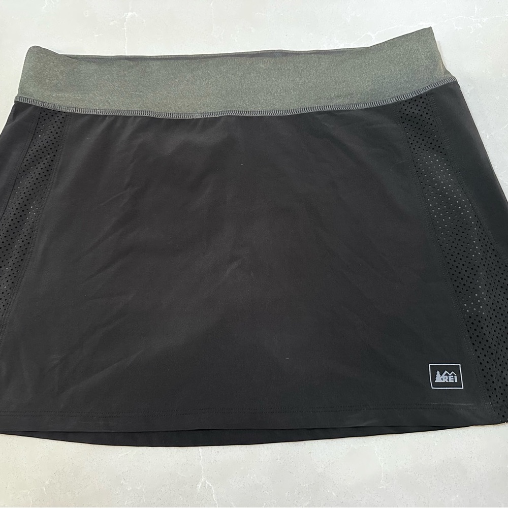 REI Black and Gray Women's Athletic Skort w/ Mesh Sides, Large